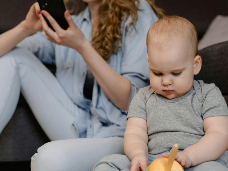 Onzichtbare invloed: jouw telefoongebruik en de taalontwikkeling van je kind