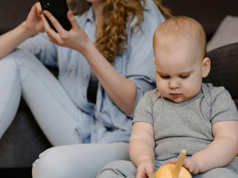 Onzichtbare invloed: jouw telefoongebruik en de taalontwikkeling van je kind